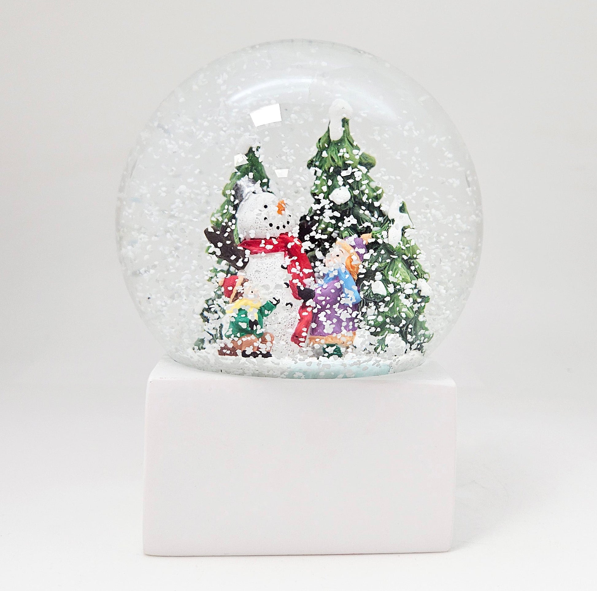 Schneekugel Kinder bauen Schneemann auf Sockel weiß eck "PURE - Line" 10 cm Durchmesser - Schneekugelhaus