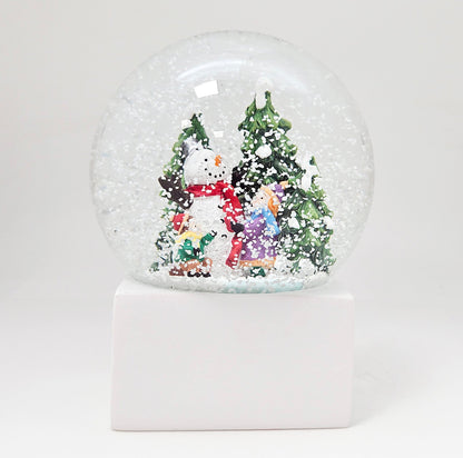 Schneekugel Kinder bauen Schneemann auf Sockel weiß eck "PURE - Line" 10 cm Durchmesser - Schneekugelhaus