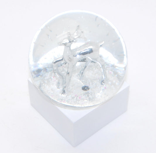 Schneekugel Reh silber auf Sockel weiß eckig "PURE-Line" 10 cm Durchmesser - Schneekugelhaus