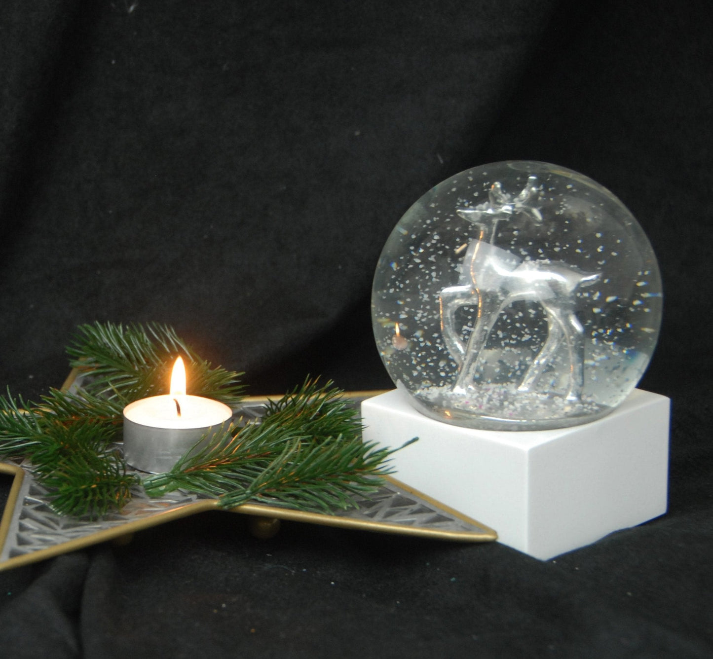 Schneekugel Reh silber auf Sockel weiß eckig "PURE-Line" 10 cm Durchmesser - Schneekugelhaus