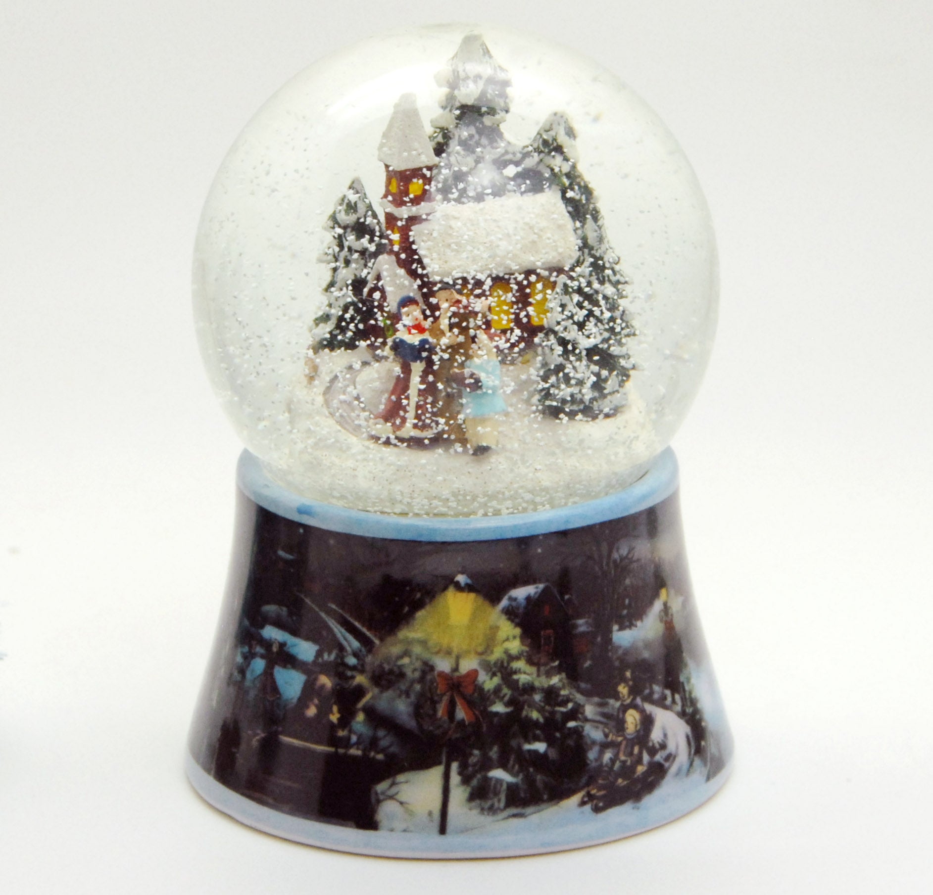 Schneekugel Romantischer Winterspaziergang auf Sockel nostalgischer Weihnachtsmarkt mit Spieluhr - Schneekugelhaus