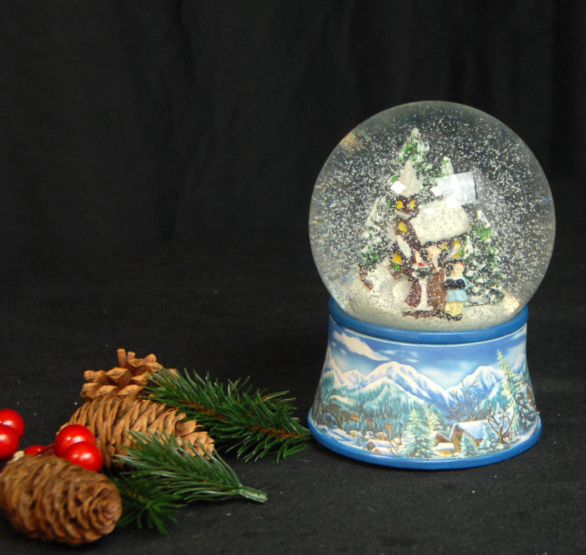 Schneekugel Romantischer Winterspaziergang auf Sockel Winterlandschaft hellblau mit Spieluhr - Schneekugelhaus