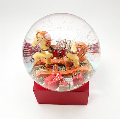 Schneekugel Schaukelpferd mit Geschenken rot eck "PURE - Line" 10 cm Durchmesser - Schneekugelhaus