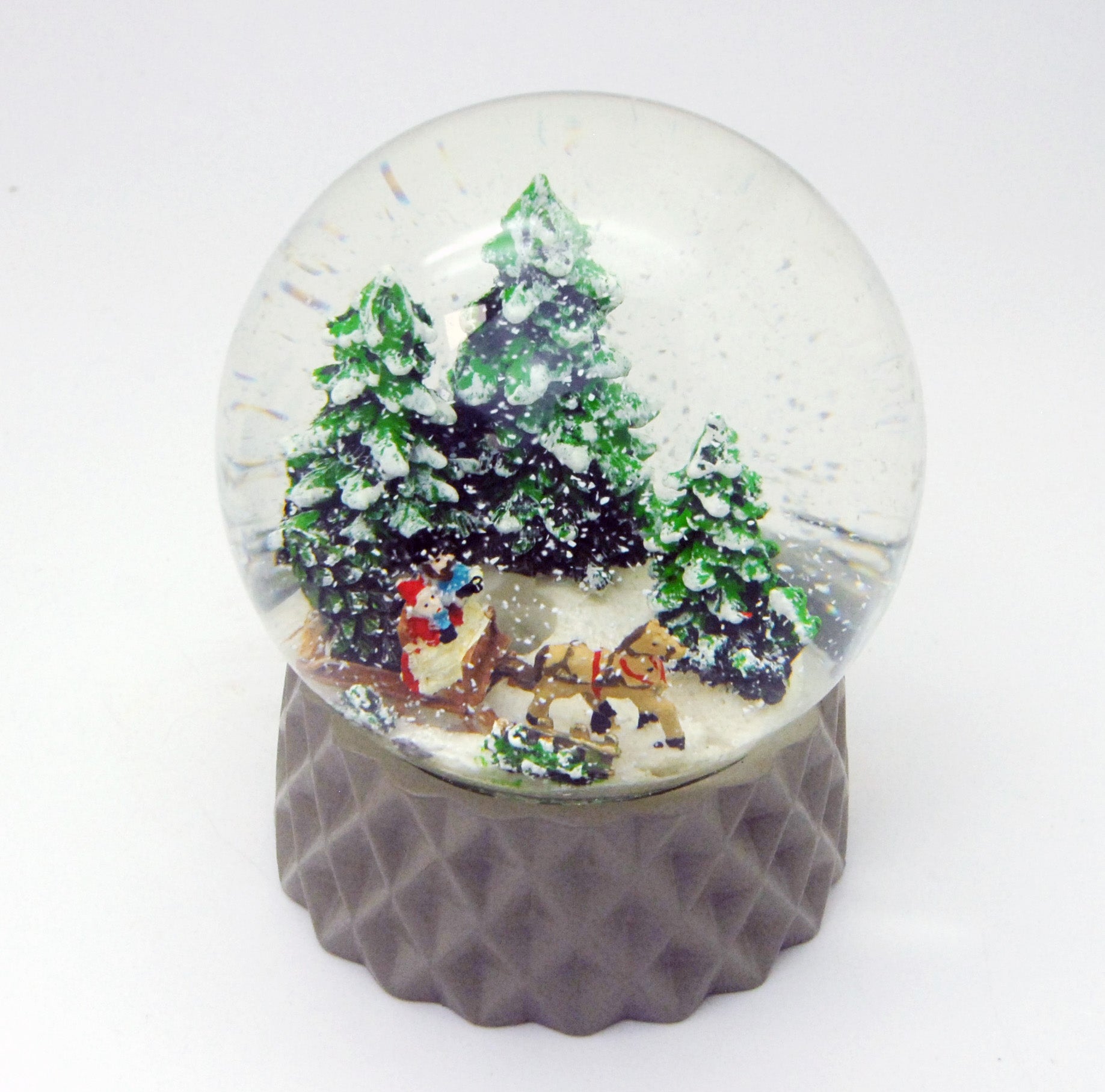 Schneekugel Schlittenfahrt auf Sockel sand farben kubisch "PURE-Line" 10 cm Durchmesser - Schneekugelhaus