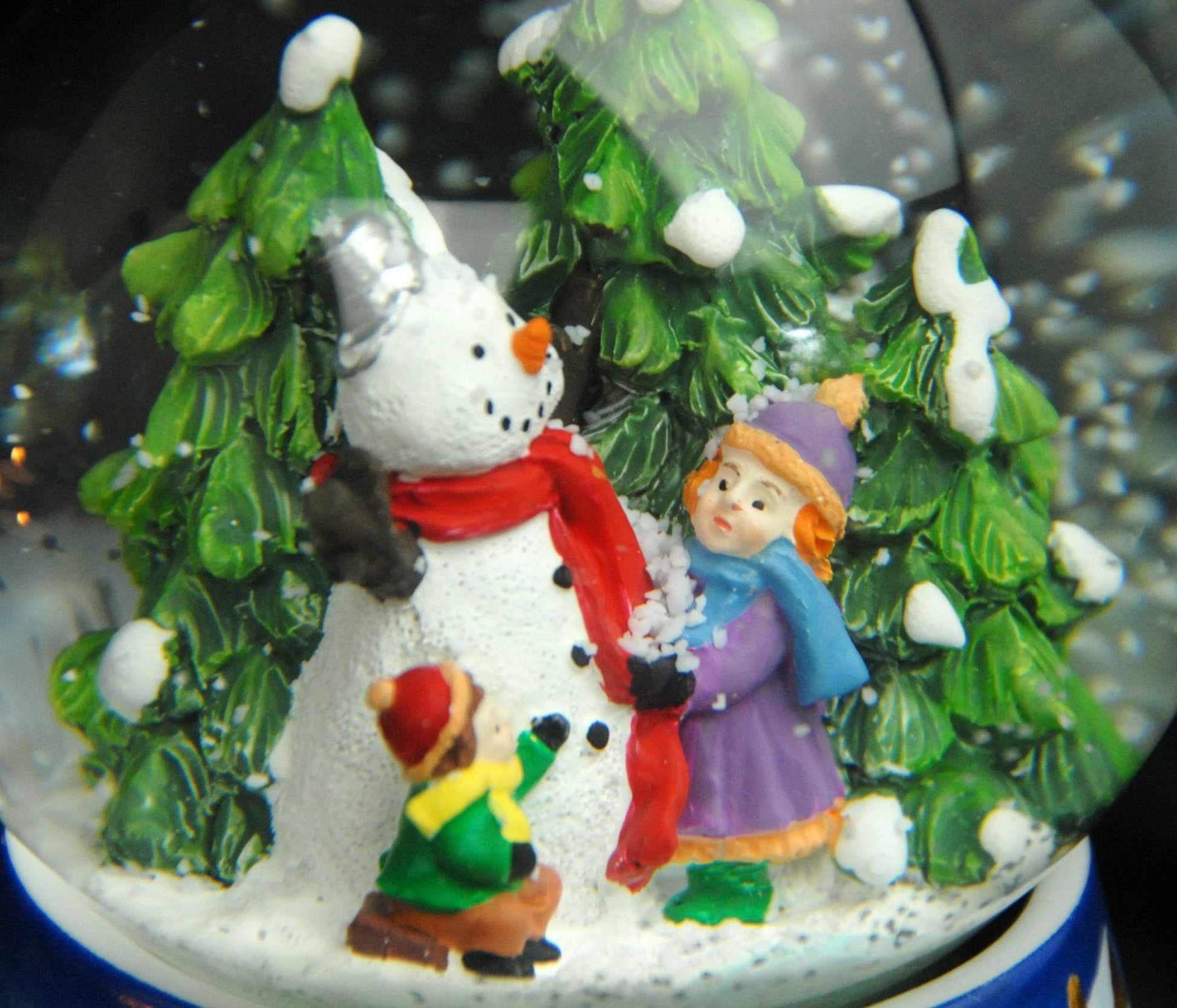 Schneekugel Schneemann zwei Kinder auf Sockel Winterlandschaft mittelblau mit Spieluhr 10 cm Durchmesser - Schneekugelhaus