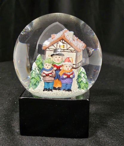 Schneekugel Weihnachtssinger auf Sockel schwarz eckig "PURE - Line" 10 cm Durchmesser - Schneekugelhaus