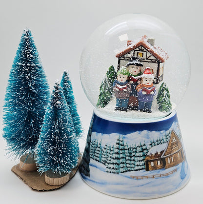 Schneekugel Weihnachtssinger vor Fachwerkhaus auf Sockel Winterlandschaft mit Spieluhr 10 cm Durchmesser - Schneekugelhaus