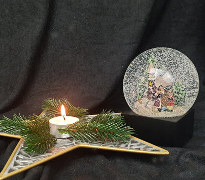 Schneekugel Weihnachtsspaziergang auf Sockel schwarz eckig "PURE-Line" 10 cm Durchmesser - Schneekugelhaus