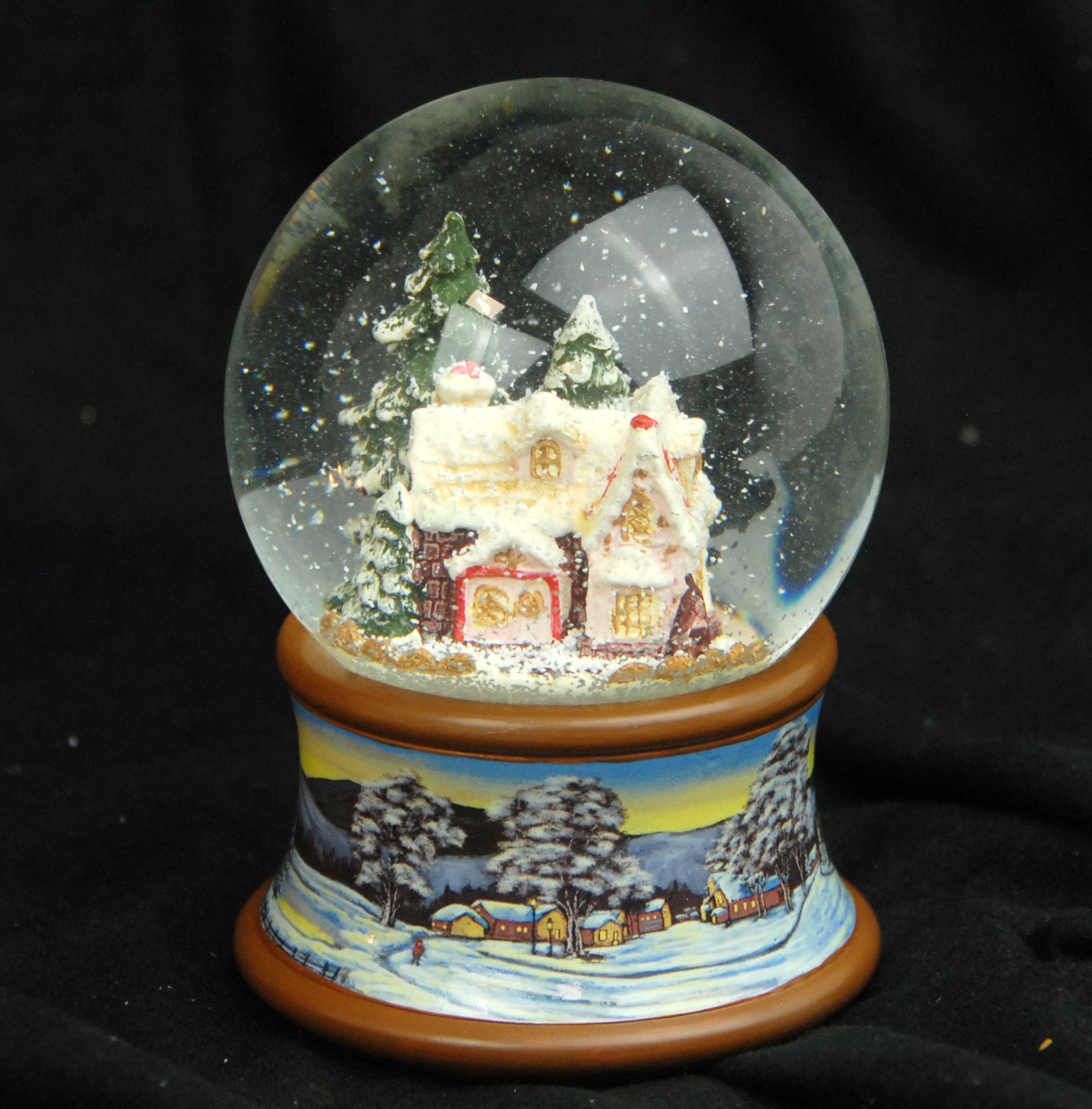Schneekugel Zuckerbäckerhaus Winterwald auf Sockel Winterlandschaft braun mit Spieluhr - Schneekugelhaus