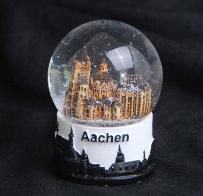 Souvenir Schneekugel Aachen mit Achener Dom und Skyline in schwarz weiß - Schneekugelhaus