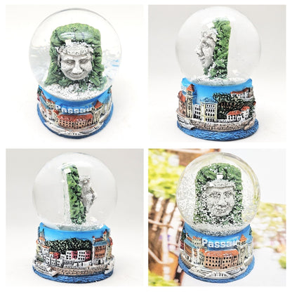 Souvenir Schneekugel Passauer Tölpel 45mm Durchmesser - Schneekugelhaus