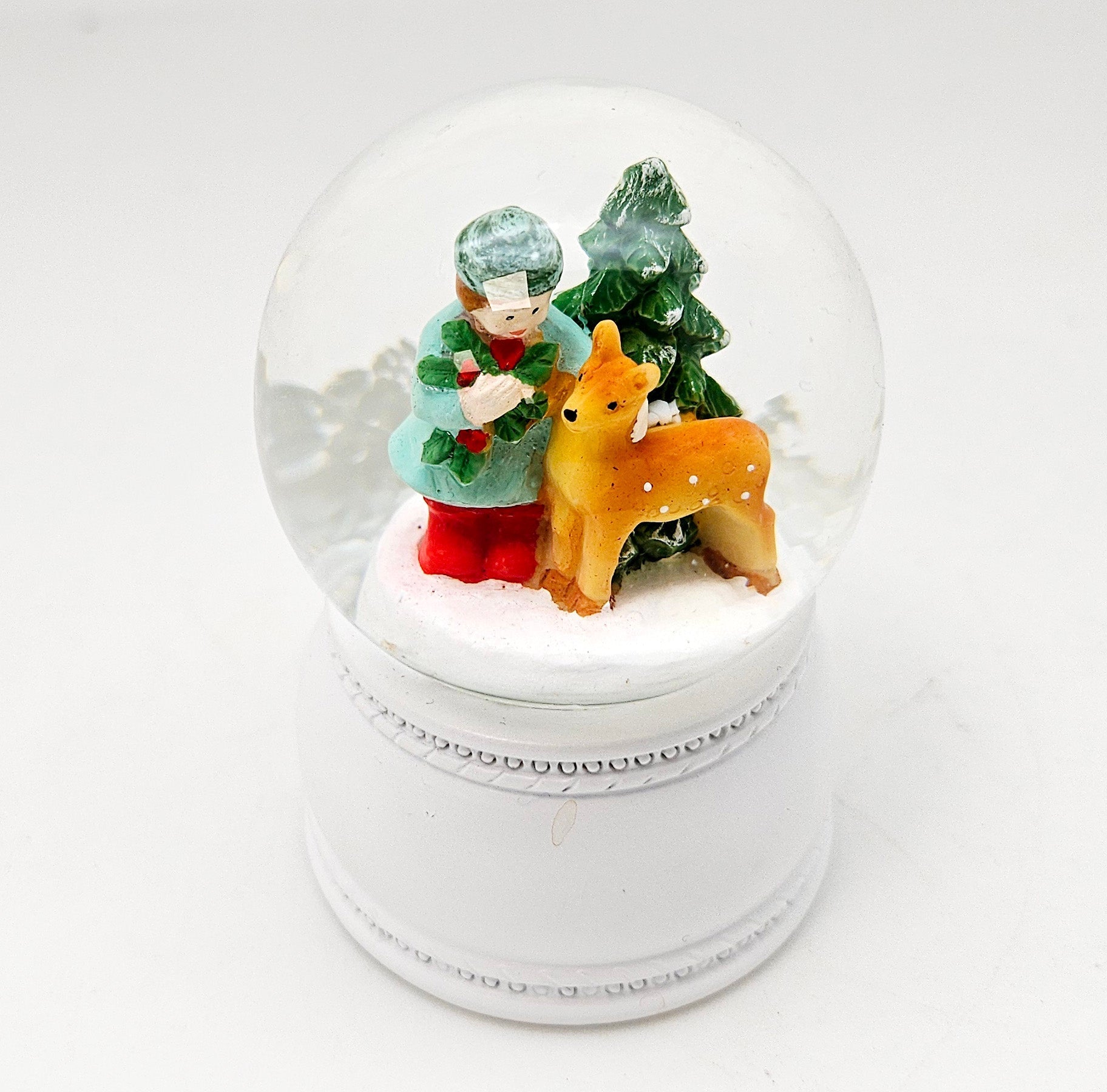 Süße Mini - Schneekugeln Kind mit Reh mit Sockel weiß Nostalgie B: 45mm - Schneekugelhaus