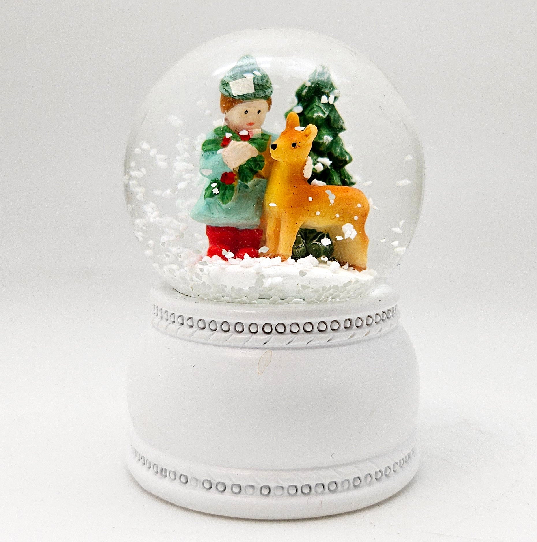 Süße Mini - Schneekugeln Kind mit Reh mit Sockel weiß Nostalgie B: 45mm - Schneekugelhaus